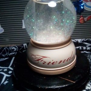 BRAND NEW FRIENDS SNOWGLOBE
